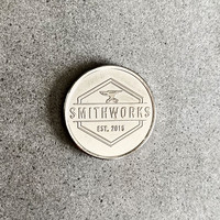Das Bild zeigt ein SmithWorks® Sommer Sportscap mit Ballmarker unisex weiß